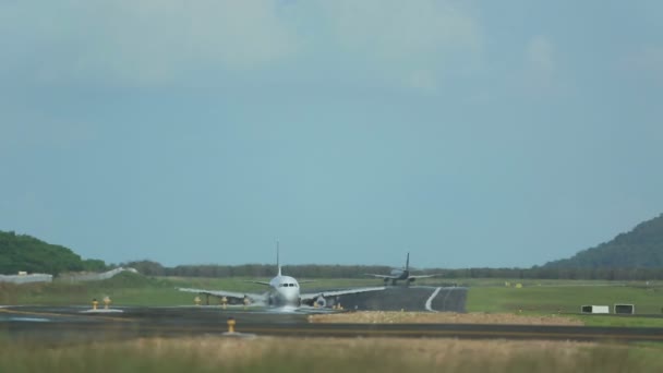 Airplanes taxiing in Phuket — Stock Video