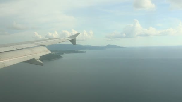 Vue aérienne depuis l'avion descendant — Video