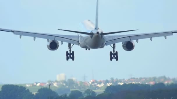 Airbus 330 landing — Stockvideo