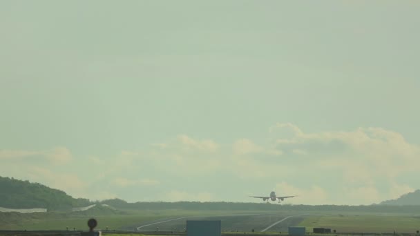 Airbus 320 landing — Stockvideo