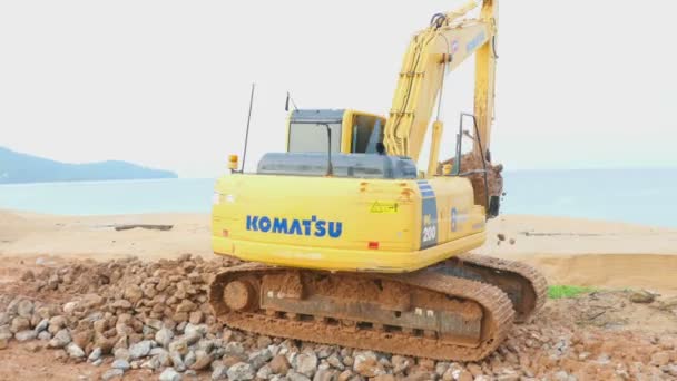 Excavadora trabajando en la playa — Vídeo de stock