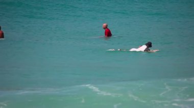 Sörfçü dalgaları üzerinde