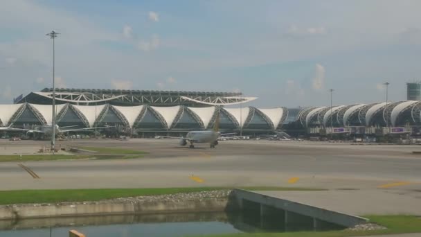 Αεροπλάνα στο αεροδρόμιο Suvarnabhumi — Αρχείο Βίντεο