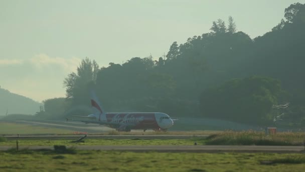 AirAsia Airbus 320 taxiën — Stockvideo