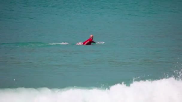 波にサーファー — ストック動画