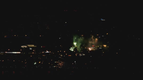 Feux d'artifice clignotant dans la nuit 