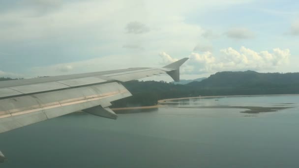 Vue aérienne depuis l'avion descendant — Video