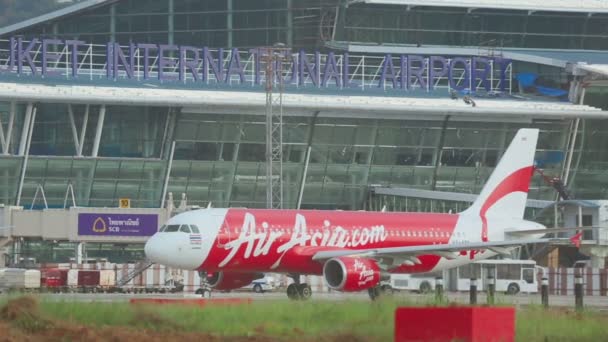 AirAsia Airbus 320 taxning — Stockvideo