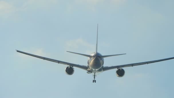 Avión despegando desde el aeropuerto de Phuket — Vídeo de stock