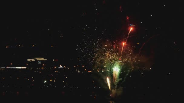 Feux d'artifice clignotant dans la nuit 