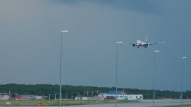 Boeing 777 inmeden önce yaklaşıyor.