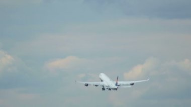 Airbus 340 çıkartıyor ve tırmanmaya