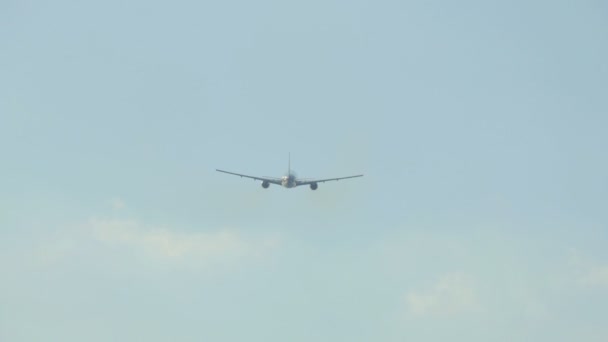 푸 켓 공항에서 이륙 하는 비행기 — 비디오