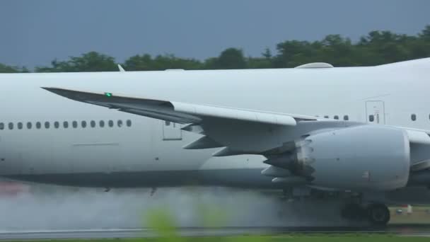 Boeing 747 beschleunigt vor dem Start — Stockvideo