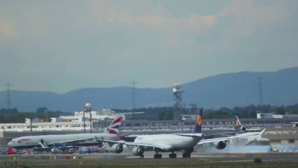 Airbus 340 opstijgt en klimmen — Stockvideo