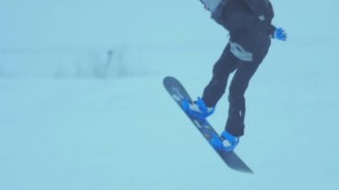 Kış parkta snowboard