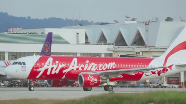 AirAsia Airbus 320 taxning — Stockvideo
