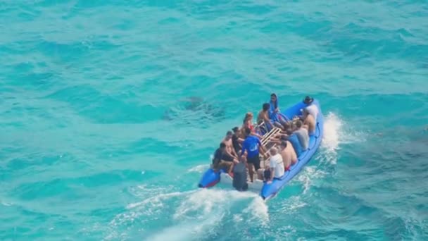 Turistas en un bote inflable — Vídeos de Stock