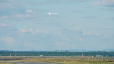 Airbus 380 çıkartıyor ve tırmanmaya