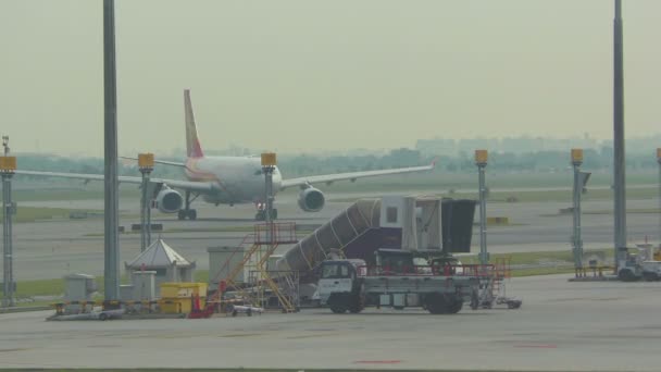 Tráfico en el aeropuerto de Suvarnabhumi — Vídeos de Stock