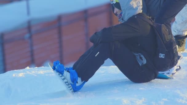 Snowboard en el parque de invierno — Vídeo de stock