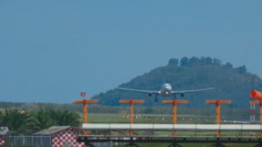 Airbus 330 yaklaşıyor ve iniyor.