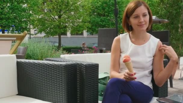 여자 먹는 아이스크림 — 비디오