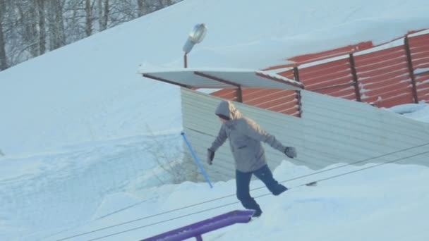 Сноубординг в зимовому парку — стокове відео