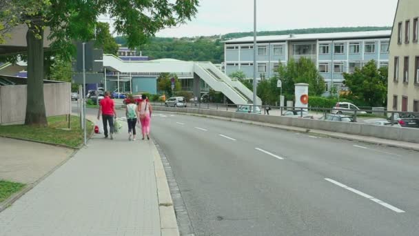 Caminhando pela cidade depois de fazer compras — Vídeo de Stock