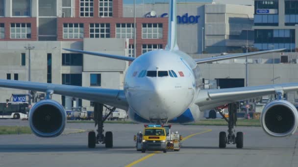 Airbus 330 буксировка к обслуживанию — стоковое видео