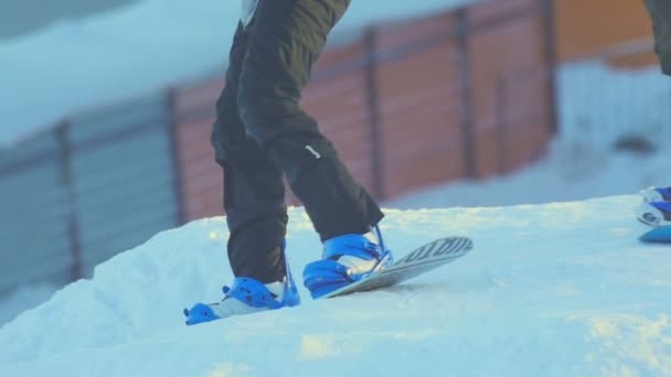 Snowboarding no parque de inverno — Vídeo de Stock