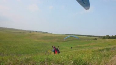 Doğada, köyün yakın paraşütler