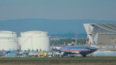 Uçak hızlandırır ve kapalı alır