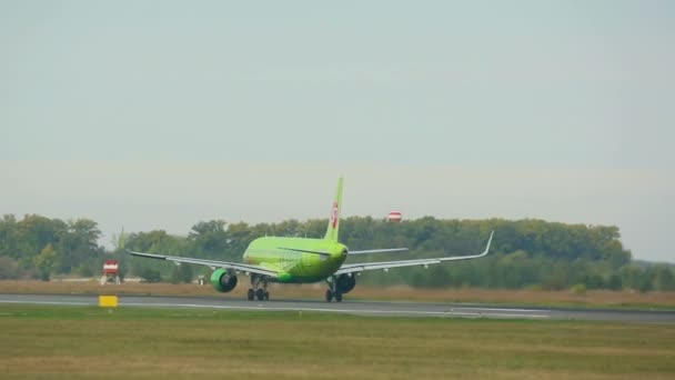 Flugzeug beschleunigt und hebt ab — Stockvideo