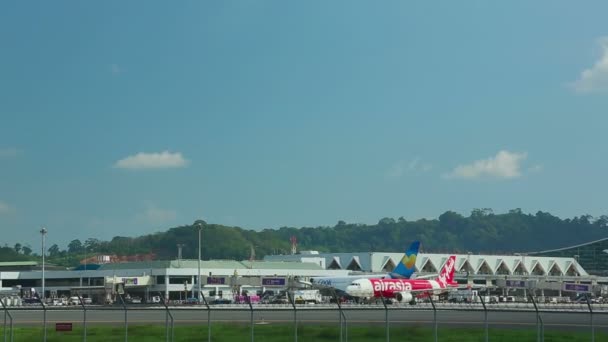 AirAsia Airbus 320 taxning — Stockvideo