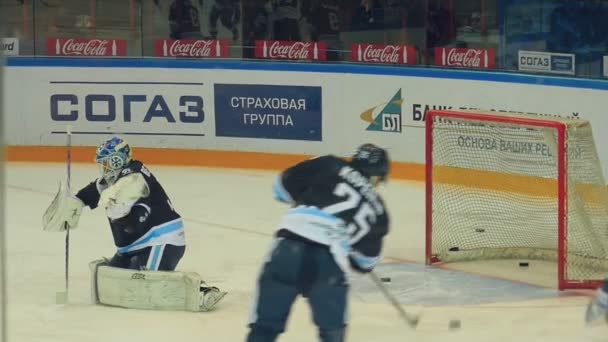 Jugadores de hockey en el calentamiento — Vídeos de Stock