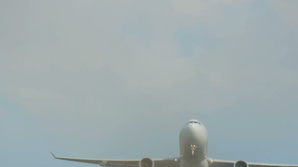 Décollage de l'avion depuis l'aéroport de Phuket — Video