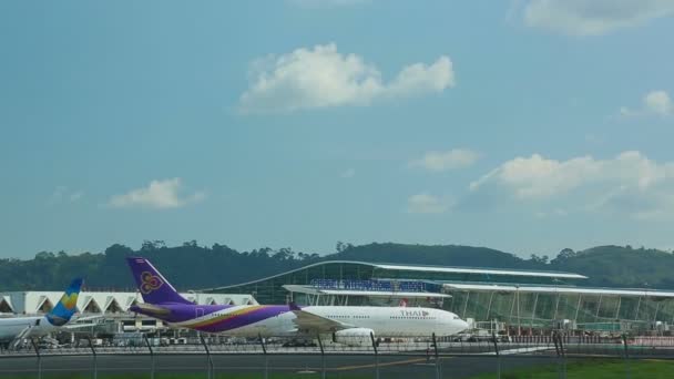Phuket Airport de Taksilemek uçak — Stok video
