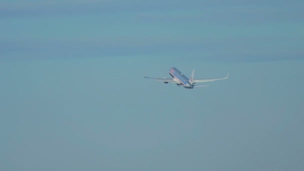 Самолет взлетает после взлета — стоковое видео