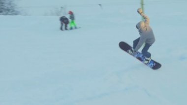 Kış parkta snowboard