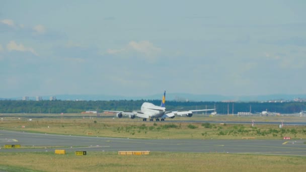 Freinage du Boeing 747 après l'atterrissage — Video