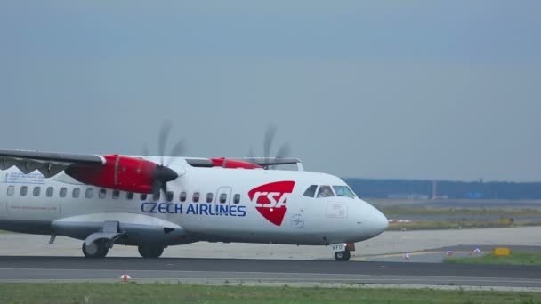 Turbopropulseur ATR-42 accélérant — Video