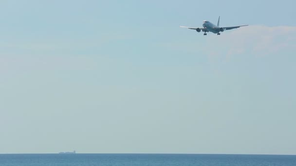 Airplane approaching in Phuket — Stock Video