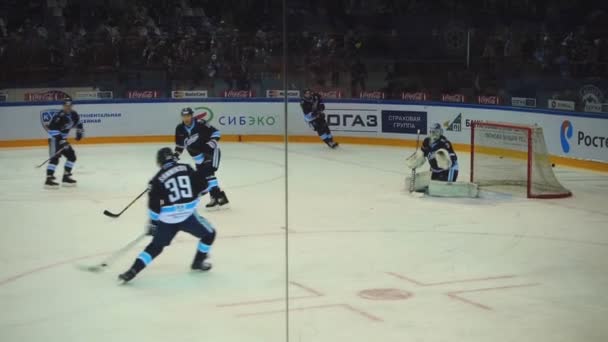 Jugadores de hockey en el calentamiento — Vídeos de Stock