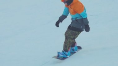 Kış parkta snowboard