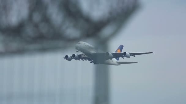 Escalade de l'avion après le décollage — Video