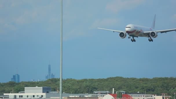 Boeing 777 zbliża się i lądowania — Wideo stockowe