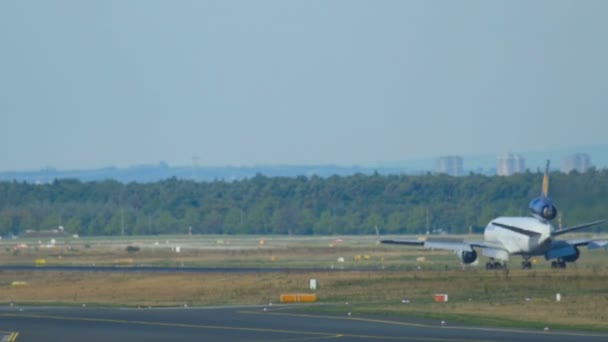 Travagem do avião após a aterragem — Vídeo de Stock