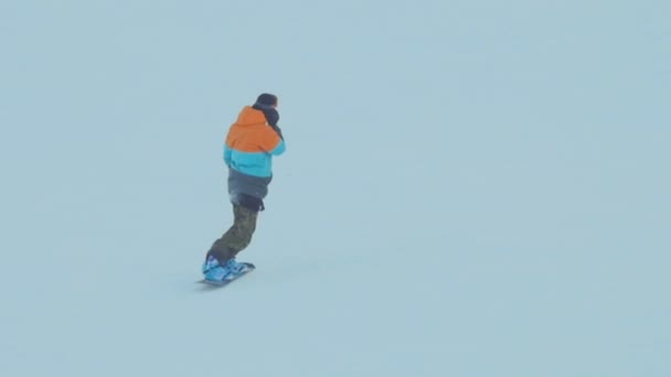Snowboard nel parco invernale — Video Stock