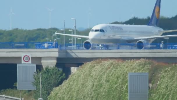 飞机在高速公路 — 图库视频影像